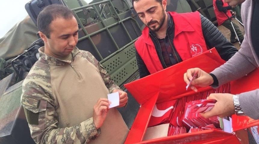 Sınırdaki Mehmet&ccedil;iğe Al Bayrak Ve Mektup