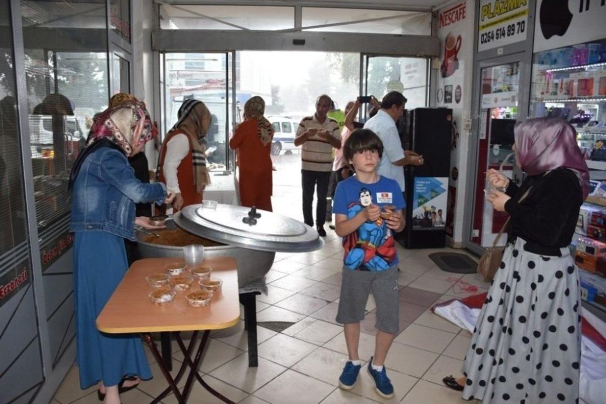 15 Temmuz Şehit Ve Gazileri İ&ccedil;in Helva Dağıttılar