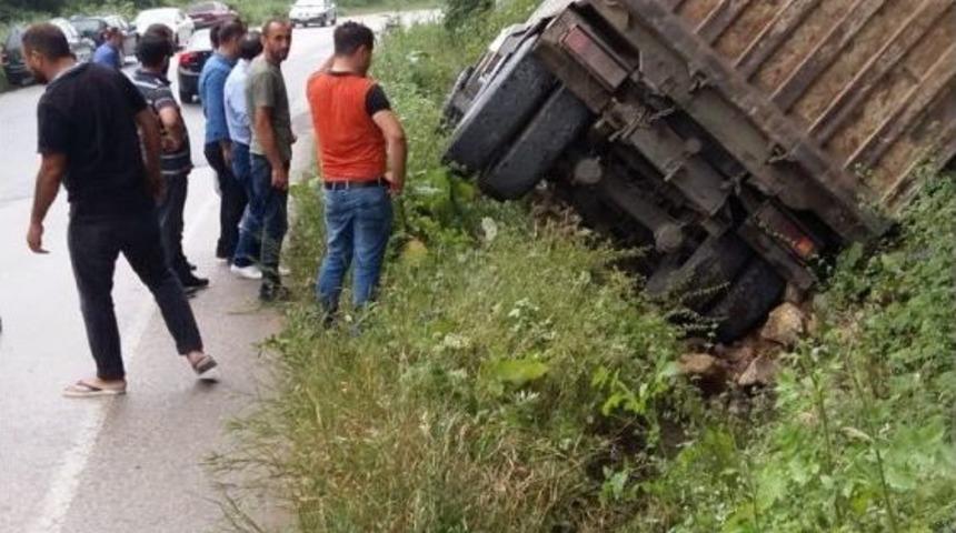 Ordu&rsquo;da Hafriyat Kamyonu Devrildi