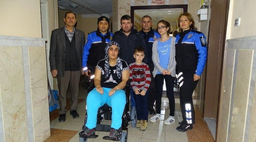 Eskişehir Polisi Engelli Vatandaşların Yardımına Koşuyor