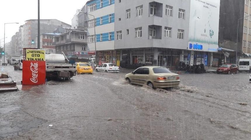 Kars&rsquo;ta Sağanak Yağmur Caddeleri Sular Altında Bıraktı