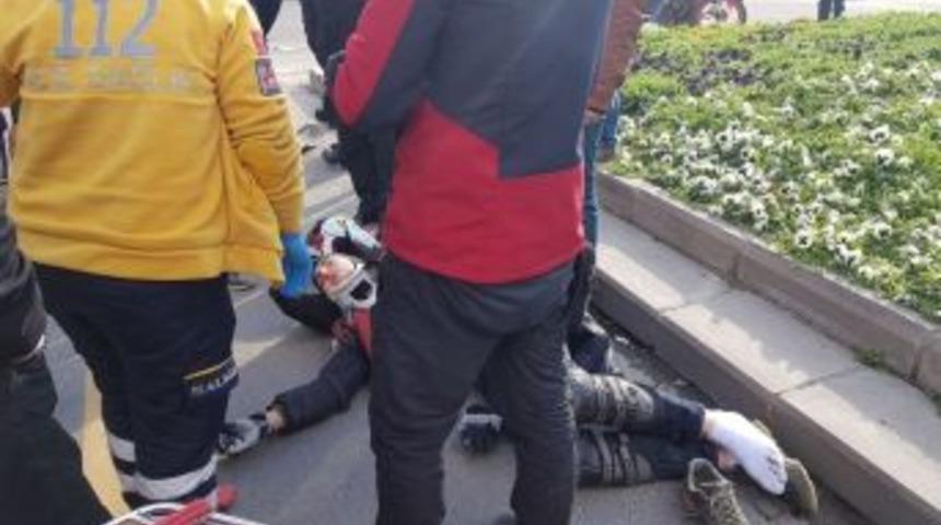 Otomobilin &Ccedil;arptığı Motosikletli Yaralandı