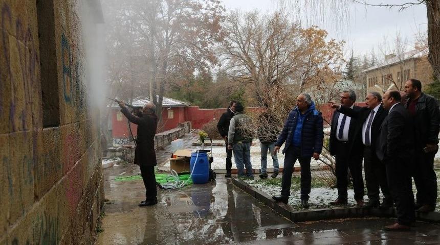 Niğde&rsquo;de Tarihi Eserlere Sprey Boya İle Yazılan Yazılar Temizleniyor