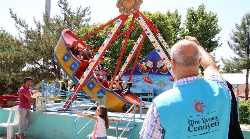 Yetim &Ccedil;ocuklar Doyasıya Eğlendi