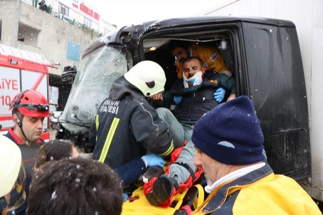 Samsun&rsquo;da Zincirleme Trafik Kazası: 4 Yaralı