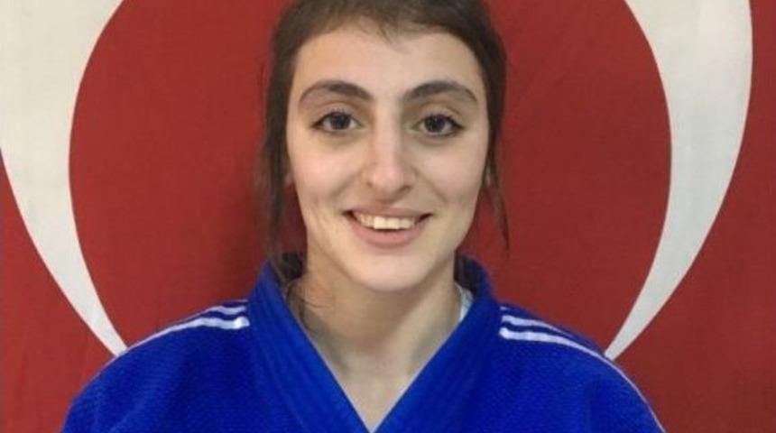 Belediyenin Sporcuları Milli Formayla Mindere &Ccedil;ıkıyor