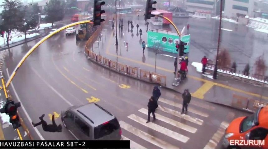 Kırmızı Işık İhlali Yapan Otomobilin &Ccedil;arptığı Gen&ccedil; Havaya U&ccedil;tu