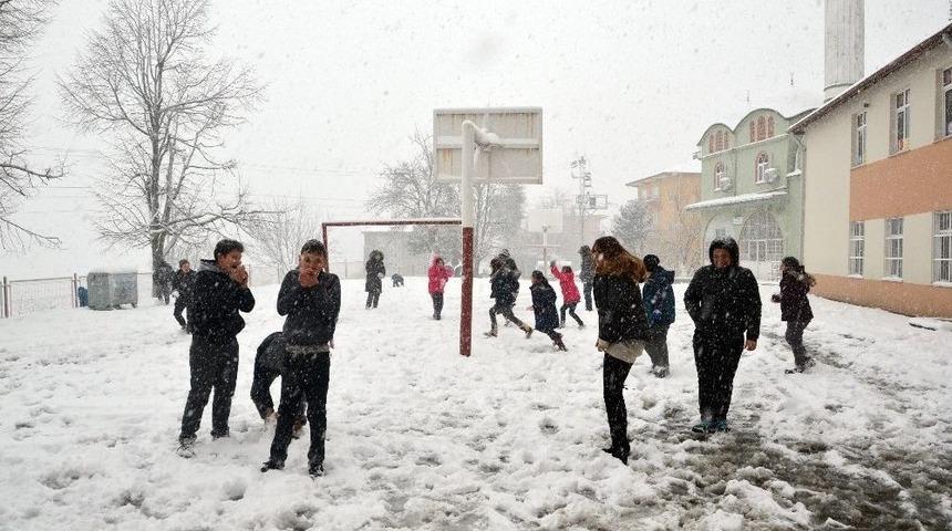 &Ouml;ğrencilerin Kartopu Ve Selfie Keyfi
