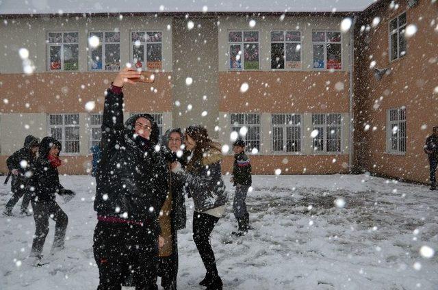 Öğrencilerin Kartopu Ve Selfie Keyfi