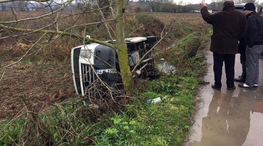 Sakarya&rsquo;da &Ouml;ğrenci Servis Devrildi: 4 Yaralı