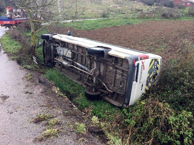 Sakarya’da Öğrenci Servis Devrildi: 4 Yaralı