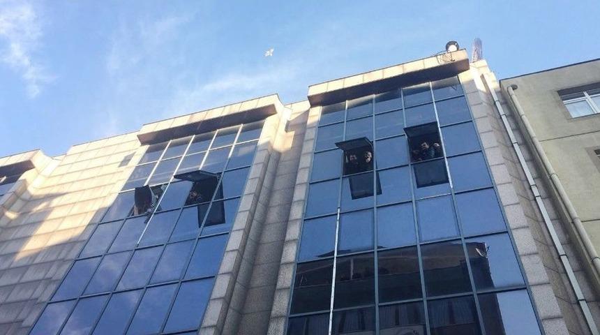 Kağıthane&rsquo;de 7 Katlı İş Hanının Bodrumunda Yangın &Ccedil;ıktı, &Ccedil;ok Sayıda İş&ccedil;i Mahsur Kaldı