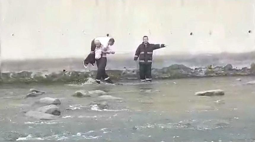 Balık Tutarken Dereye D&uuml;şen Şahsı İtfaiye Eri Sırtında Taşıyarak &Ccedil;ıkardı