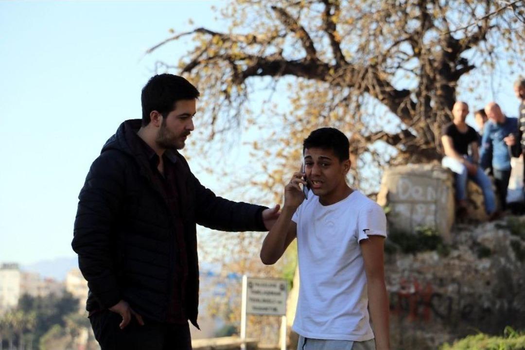 Arkadaşına Fotoğrafını &Ccedil;ektirip G&ouml;z&uuml; &Ouml;n&uuml;nde 30 Metreden Atladı