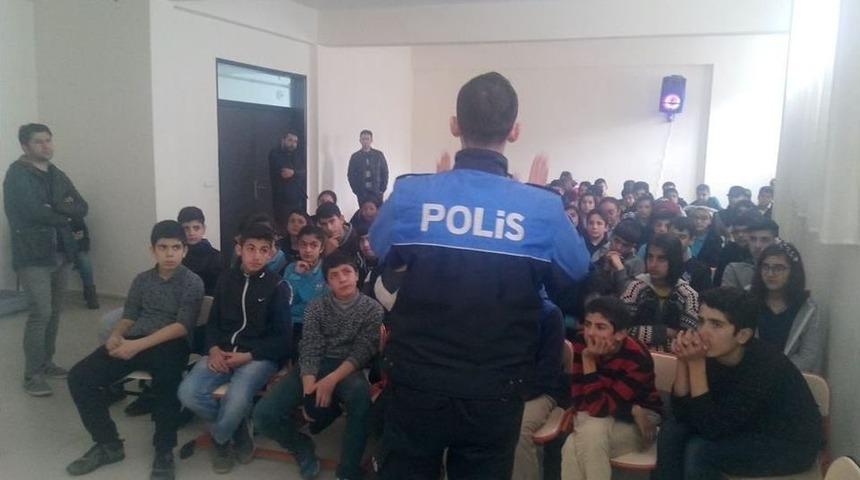 &Ouml;ğrencilere G&uuml;venli İnternet Anlatıldı