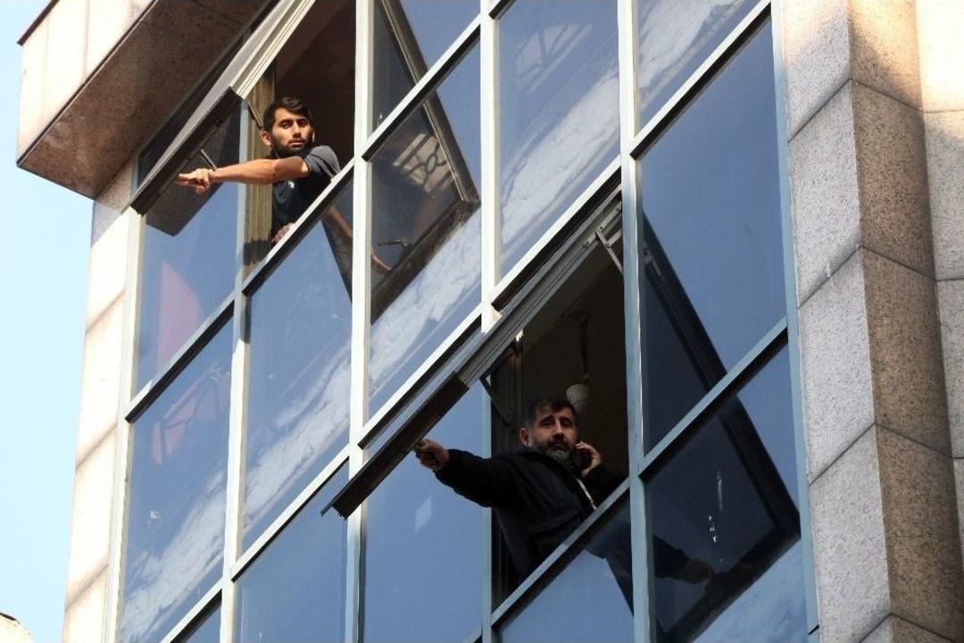 Kağıthane&rsquo;de İş Hanında &Ccedil;ıkan Yangında Can Pazarı Yaşandı