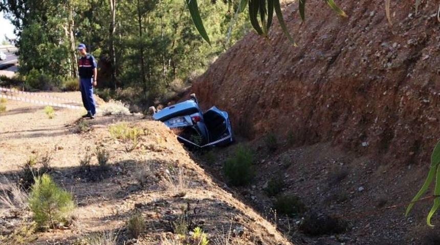 Otomobil Dere Yatağına Yuvarlandı: 2 &Ouml;l&uuml;