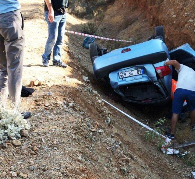 Otomobil Dere Yatağına Yuvarlandı: 2 &Ouml;l&uuml; 1