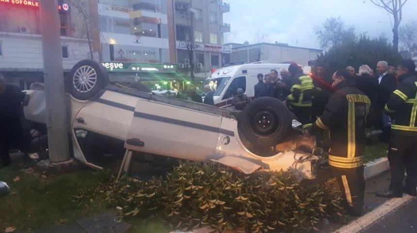 Kamyonetle &Ccedil;arpışan Otomobil Ref&uuml;je &Ccedil;ıktı: 2 Yaralı