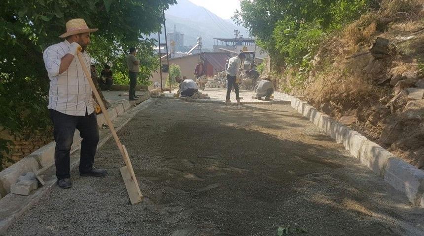 Şemdinli&rsquo;de Cadde Ve Sokaklara Kilit Parke Taşı D&ouml;şeniyor