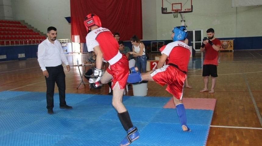 İskenderun&rsquo;da Gen&ccedil; Kick Boks&ccedil;ular 15 Temmuz Şehitleri İ&ccedil;in Ringe &Ccedil;ıktı