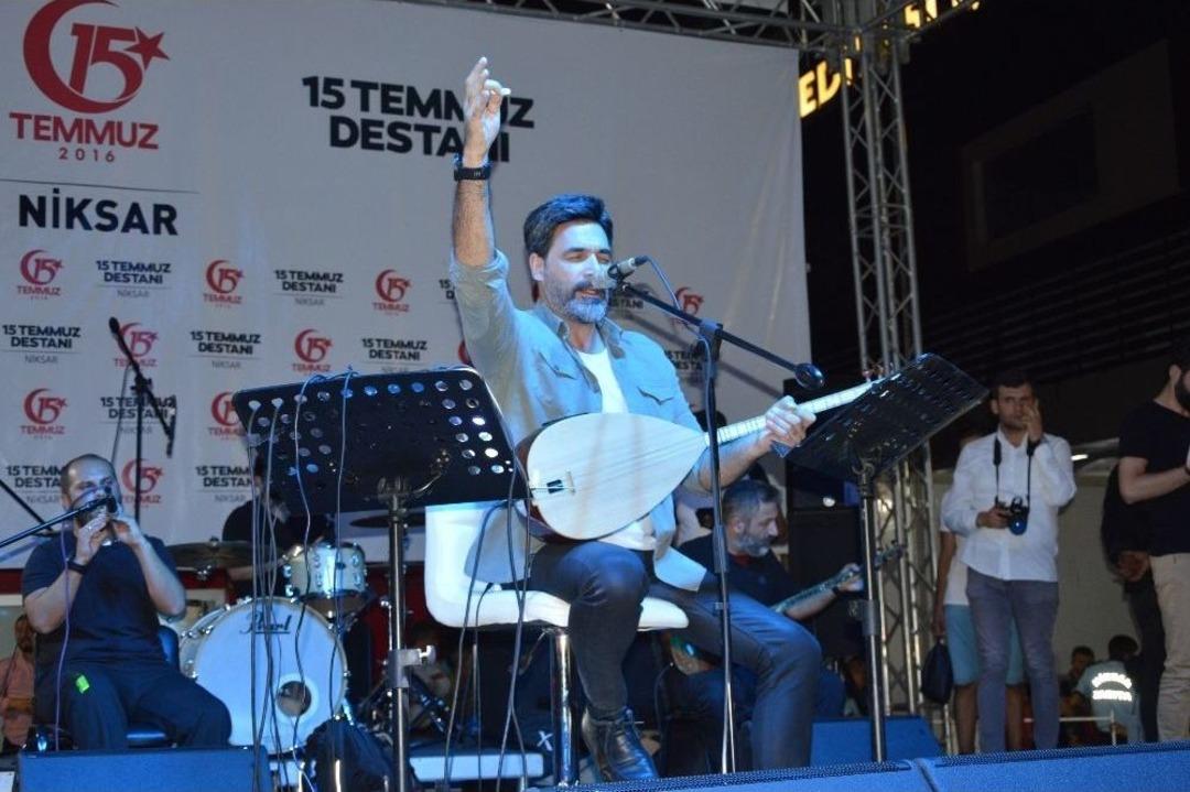 15 Temmuz Etkinlikleri Kapsamında Uğur Işılak Niksar&rsquo;da Konser Verdi