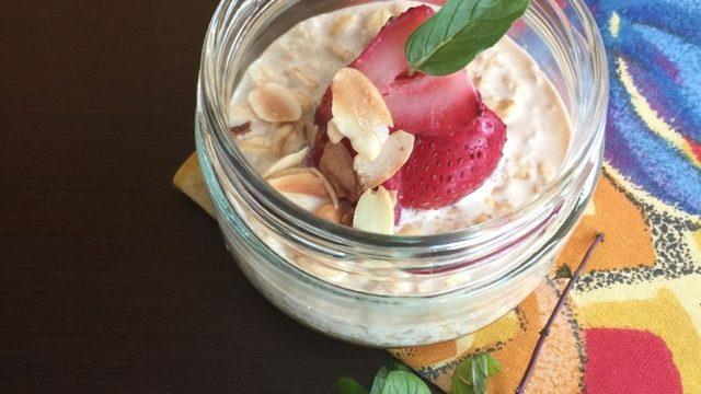 Kavrulmuş Badem Sütü, Yulaf ve Çilekli Kahvaltı