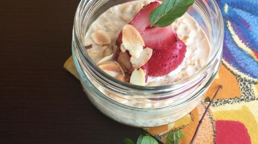 Kavrulmuş Badem Sütü, Yulaf ve Çilekli Kahvaltı