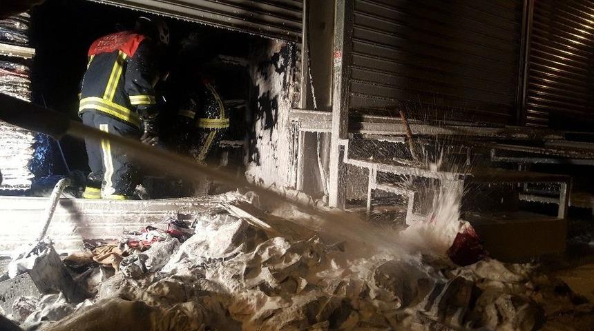 Tarihi K&uuml;rk&ccedil;&uuml; Han Yanındaki Yangın B&uuml;y&uuml;meden S&ouml;nd&uuml;r&uuml;ld&uuml;