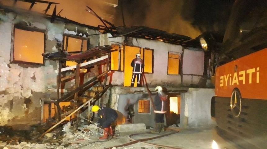 Başkent&rsquo;te Alevli Gece... &Ccedil;ıkan Yangınlarda 3 Ev Bir İş Yeri Kullanılmaz Hale Geldi