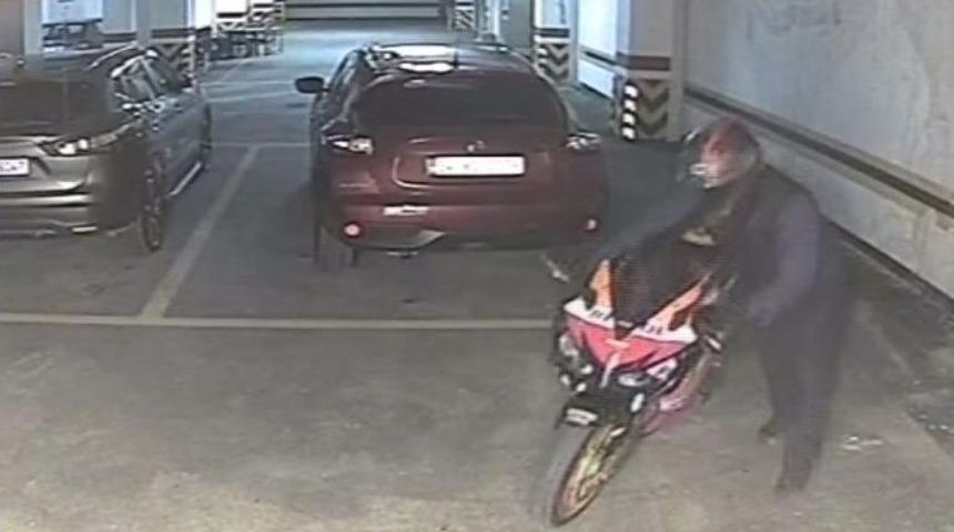 (&ouml;zel) G&uuml;venlikli L&uuml;ks Site Otoparkından 50 Bin Liralık Motosiklet B&ouml;yle &Ccedil;alındı