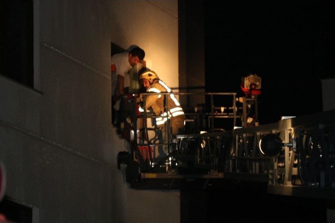 Pendik&rsquo;te Ev Yangını 1 Kişi Yaralandı 4 Kişi Dumandan Etkilendi