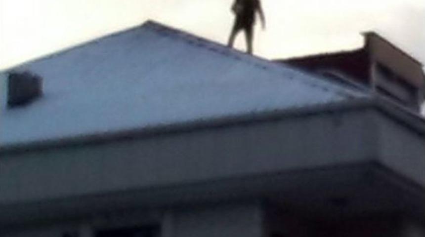 (&ouml;zel) &Ccedil;atıya &Ccedil;ıkıp, &rsquo;korsan Taksi&rsquo; Dediği Ara&ccedil;lara Kiremit Fırlattı