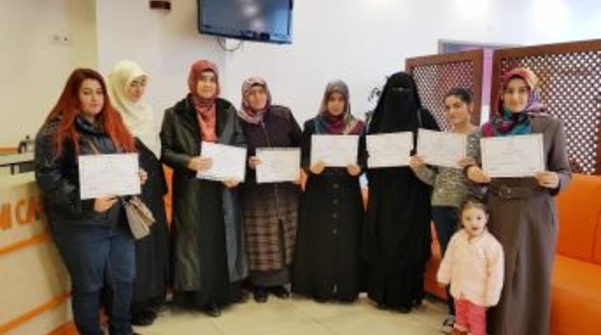 Kadınlar Arap&ccedil;a Kursunu Bitirip Sertifika Aldı