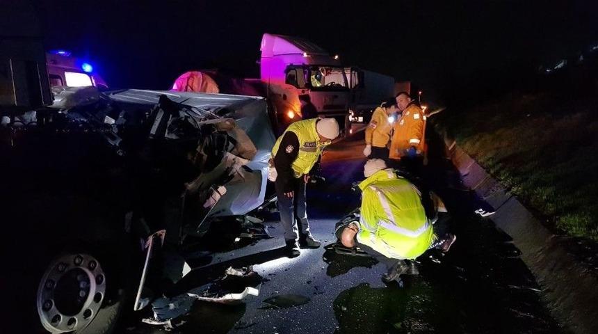 Tem&rsquo;de 2 Tır &Ccedil;arpıştı, 4 Kişi Yaralandı