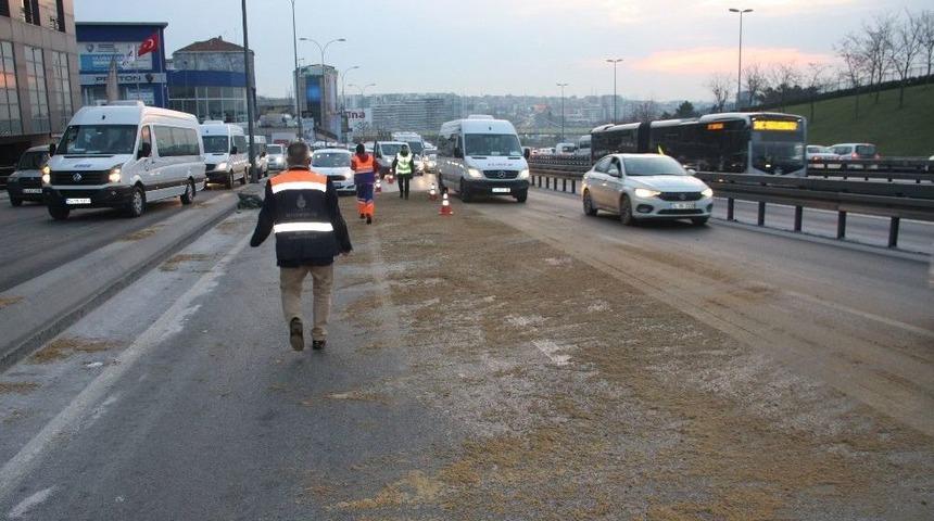 Kamyona Y&uuml;kl&uuml; Trafo Yola Devrildi, Trafik Yoğunluğu Oluştu