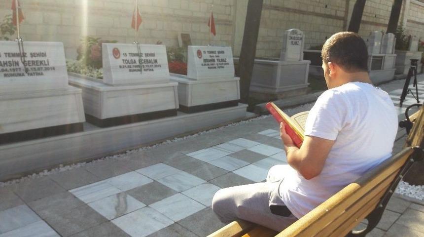 15 Temmuz&rsquo;un Yıl D&ouml;n&uuml;m&uuml;nde Vatandaşlar Şehitlikte Dua Etti