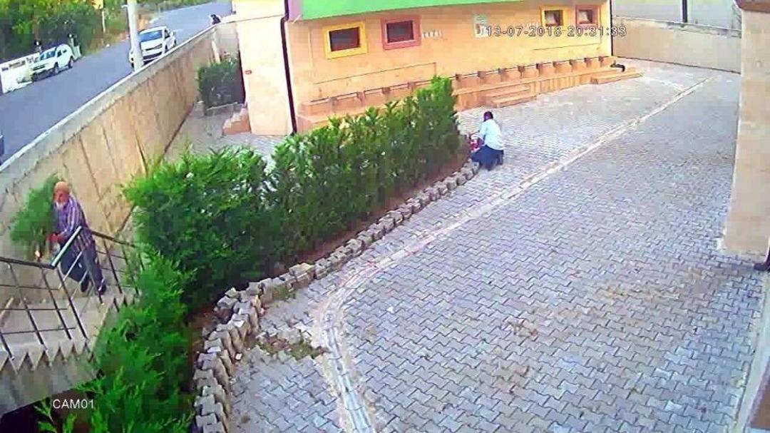Cemaat Namazdayken Cami Avlusundaki &Ccedil;am Ağa&ccedil;larını Kesip &Ccedil;aldılar