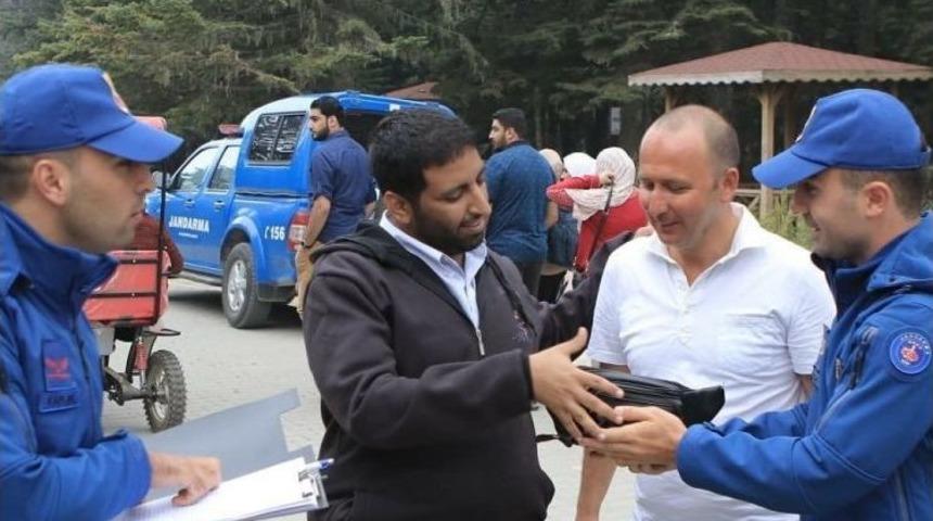 Yerde Bulduğu 110 Bin Suudi Riyali Dolu &Ccedil;antayı Turist Sahibine Teslim Etti