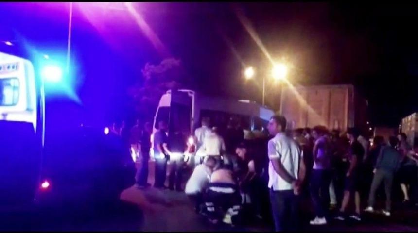 Minib&uuml;s Kamyona Arkadan &Ccedil;aptı: 2&rsquo;si Ağır 5 Yaralı