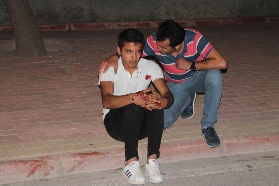 Ehliyetsiz S&uuml;r&uuml;c&uuml; Kaza Yaptı: 3 Yaralı