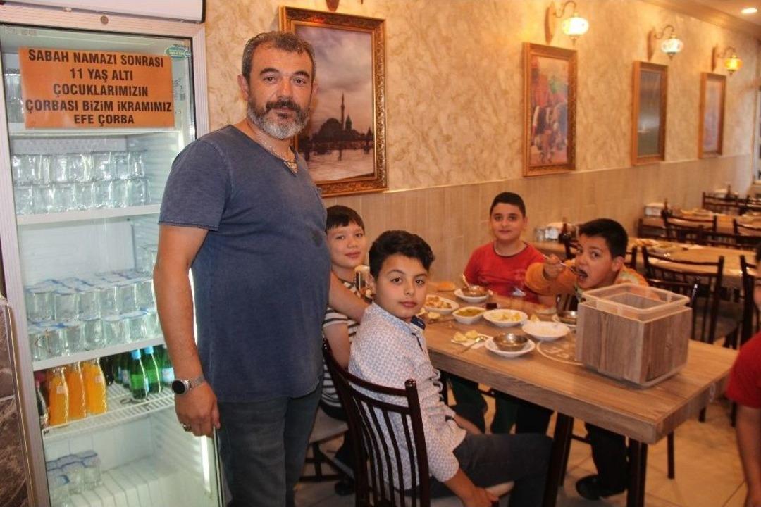 Sabah Namazına Camiye Gelen &Ccedil;ocuklara &Ccedil;orba İkram Ediyor