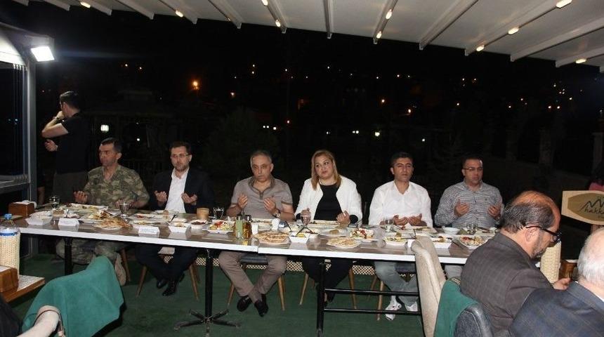 Hakkari&rsquo;de Şehit Aileleri Ve Gaziler Onuruna Yemek Verildi