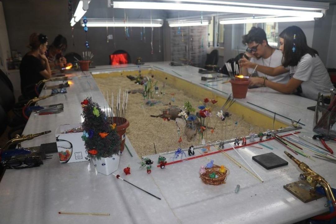 Bin Derece Sıcaklıkta Cam &Ccedil;ubuklardan Sanat Eseri Yapıyorlar