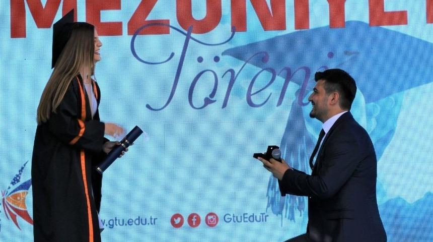 Mezuniyet T&ouml;reninde Kız Arkadaşına Evlenme Teklif Etti