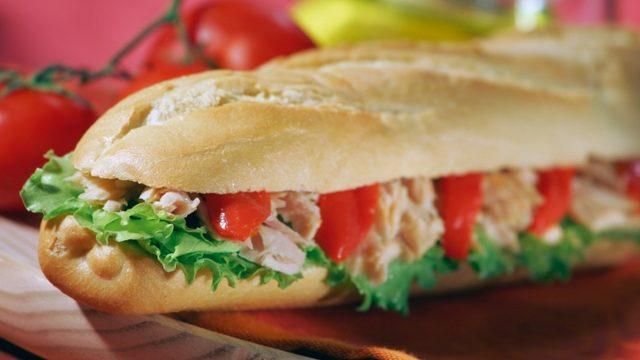 Parmesan Tavuk ve Közlenmiş Domatesli Sandviç