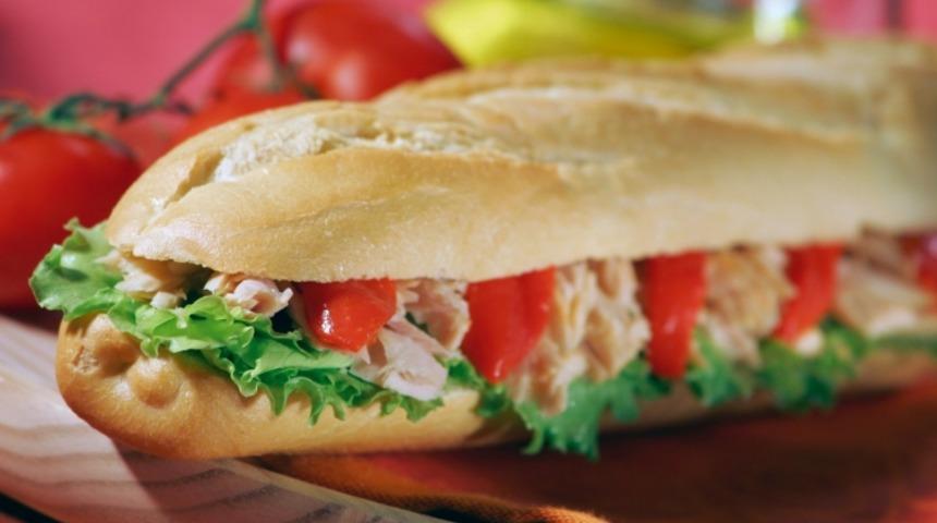 Parmesan Tavuk ve Közlenmiş Domatesli Sandviç