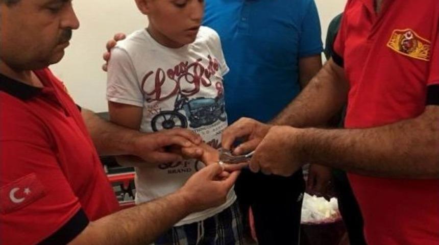 Suriyeli &Ccedil;ocuğun Parmağında Y&uuml;z&uuml;k Operasyonla &Ccedil;ıkarıldı