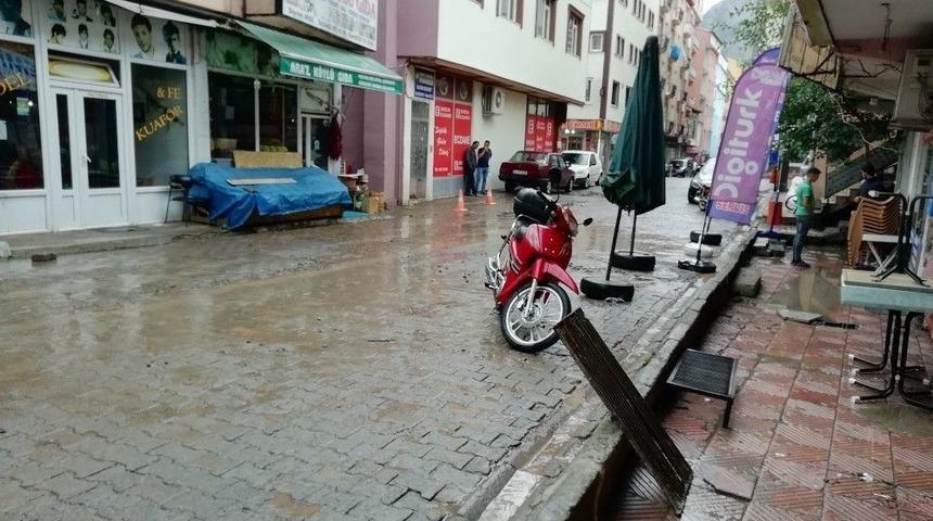 Erzurum&rsquo;da Sağanak Yağış Sonrası İş Yerleri Su Altında Kaldı