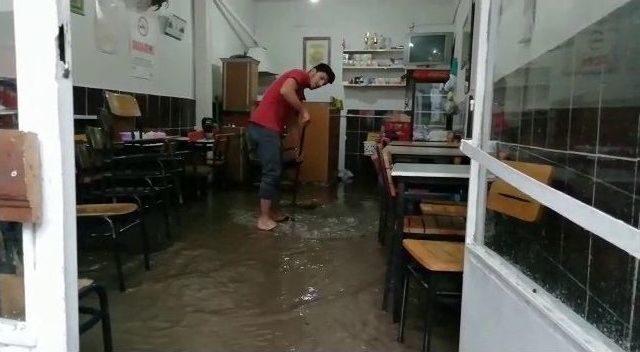 Erzurum’da Sağanak Yağış Sonrası İş Yerleri Su Altında Kaldı